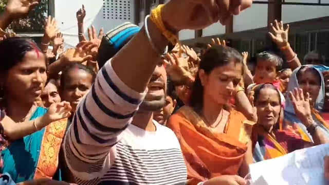 नक्सली को सहयोग करने के आरोपी पति को पुलिस पर लगाया बड़ा आरोप मेरे पति को फंसा रहा है पुलिस दिया पुलिस अधीक्षक को आवेदन