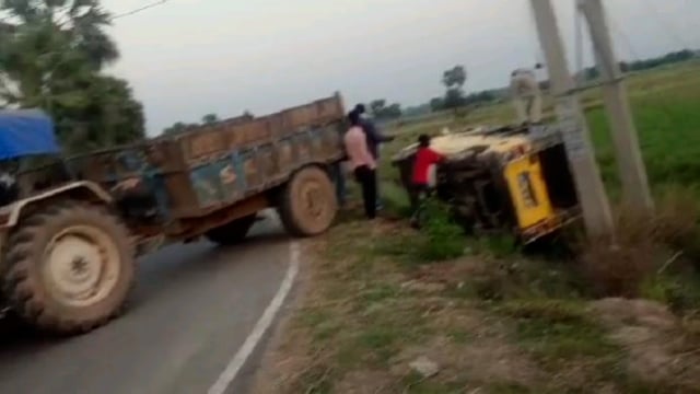 अनियंत्रित होकर सड़क किनारे पलटा मैजिक वाहन।