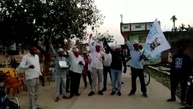 रफीगंज में आम आदमी पार्टी के कार्यकर्ताओं द्वारा बांटी गई मिठाईयां