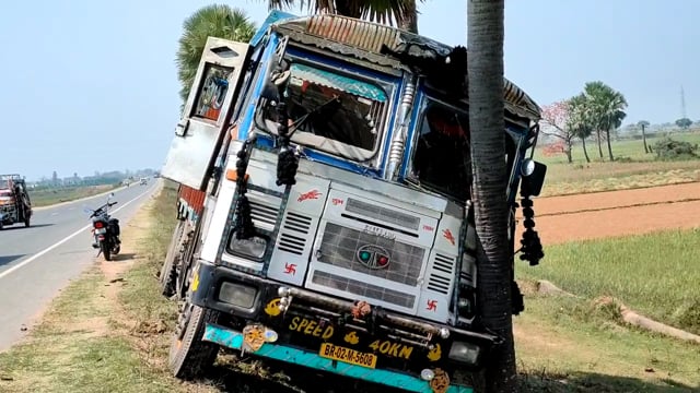 बिंद गाँव के समीप तेज रफ्तार ट्रक अनियंत्रित होकर पेड़ में मारी टक्कर, कोई हताहत नहीं