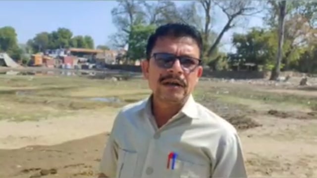 कोंच:-विद्यालय प्रांगण में नगर पालिका परिषद फैला रही है गंदगी छात्र छात्राओं को हो रही है भारी परेशानी