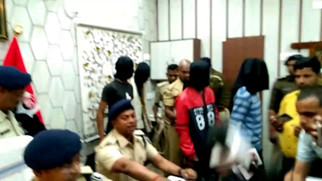 खैरा थाना अंतर्गत नारियान गिढेसर में लूटे गए एवं उपयोग में लाए गए हथियार गोली एवं मोबाइल के साथ से 6 अपराधी को पकड़ा गया