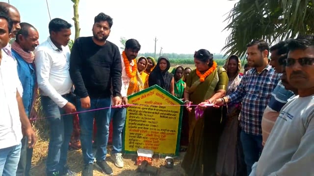 मनरेगा योजना के तहत सड़क में मिट्टी भराई कार्य का शुभारंभ प्रखंड प्रमुख नीलू देवी ने किया