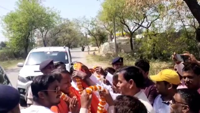 रफीगंज में काराकाट लोकसभा सांसद के जदयू कार्यकर्ताओं ने किया स्वागत।
