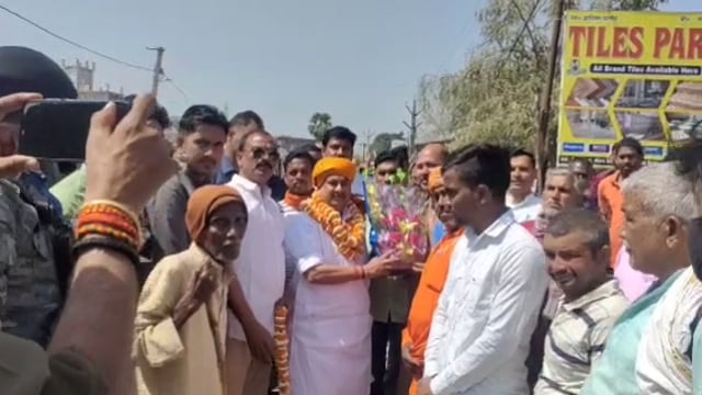 रफीगंज में सांसद ने किया सड़क का उद्घाटन।