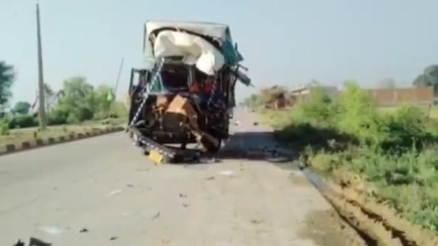 जालौन-तेज रफ्तार कंटेनर ट्रक  सड़क किनारे खड़े ट्रक से टकराया उड़े परखच्चे