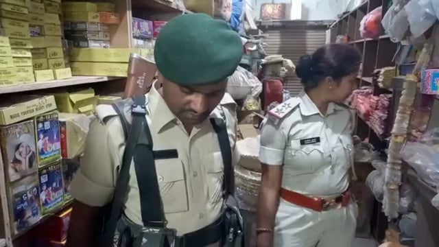 लखीसराय शहर में के नया बाजार स्थित कई पटाखें  दुकान में की गई छापेमारी