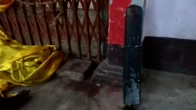 पोखर की खुदाई के दौरान मिला शिवलिंग।