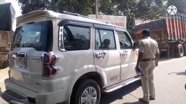 रहुई थाना एएसआई अनिल कुमार दिखे एक्शन में बगैर हेमलेट वाले चालकों को खदेड़ खदेड़ कर पकड़ते नजर आए।