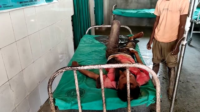 पीसीसी पुल निर्माण के लिए मिट्टी खुदाई के दौरान मिट्टी धंसने से एक मजदूर घायल