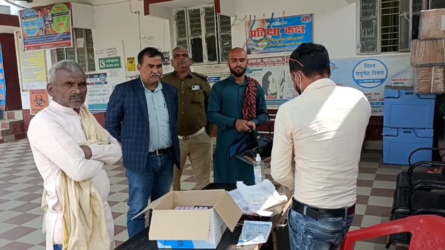 रामगढ़ चौक पीएचसी में कोविड-19 की जांच हेतु 60 लोगों का लिया गया स्वाव सैंपल सभी का रिपोर्ट नेगेटिव डॉक्टर कंचन।