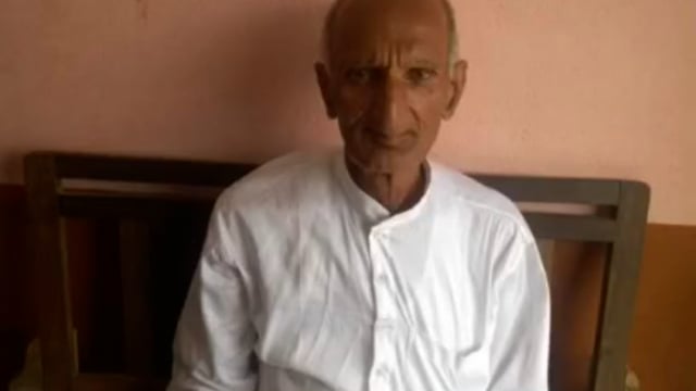 सड़क पर पैदल चल रहे बुजुर्ग को पिकअप भान ने मारी ठोकर।