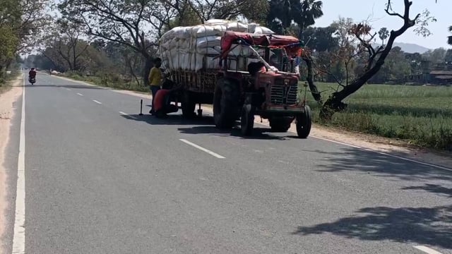 लखीसराय जमुई पथ ट्रैक्टर के अचानक टायर फट जाने के कारण ट्रैक्टर असंतुलित इमरजेंसी ब्रेक से दुर्घटना टली।