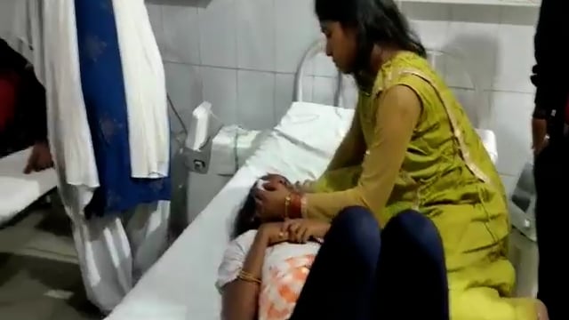 मनीअड्डा के पास लग्जरी वाहन ने पेड़ में मारी टक्कर 2 बच्चे सहित छह लोग घायल।
