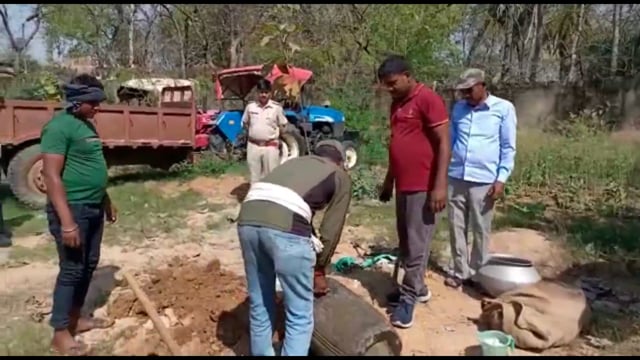 सिरदला थाना में विभिन्न कांडों में जब्त महुआ शराब को किया गया विनिष्ट