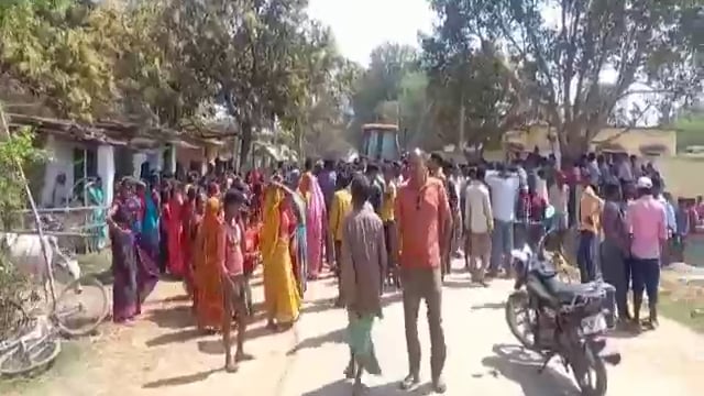 बालू घाट पर नहाने गया डूबने से हुई मौत 4 घंटे तक रहा सड़क जाम।