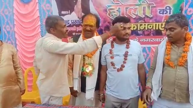 फुलवारी शरीफ के संगत इलाके में किया गया होली मिलन समारोह का आयोजन भावी प्रत्याशी देवेंद्र प्रसाद ने कराया होली मिलन