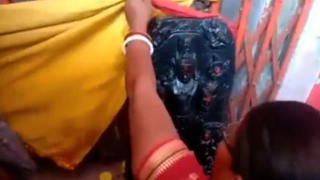 कुरमुरी गांव में पोखर की खुदाई के दौरान फिर मिली कृष्ण भगवान की मूर्ति।