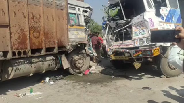 रफीगंज में ट्रक एवं हाईवा की आमने-सामने की टक्कर में हाईवा चालक गंभीर रूप से घायल, रेफर 
#दुर्घटना