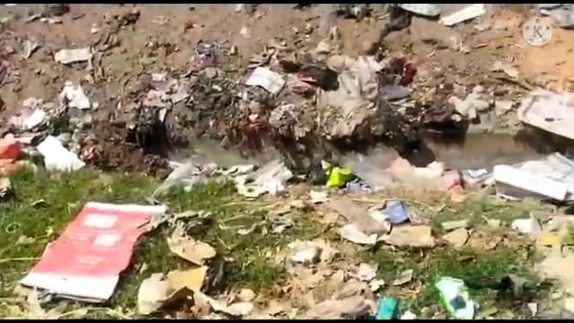 फुल्लीडुमर बाजार का नाला कूड़े के ढेर में हुआ तब्दील ,सड़क पर बहता है नाले का गंदा पानी