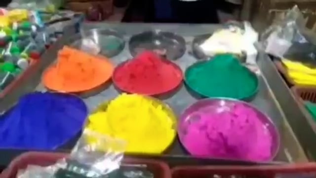 जालौन,बाजारों में सजी रंगों की दुकानों पर योगी मोदी पिचकारियों की धूम