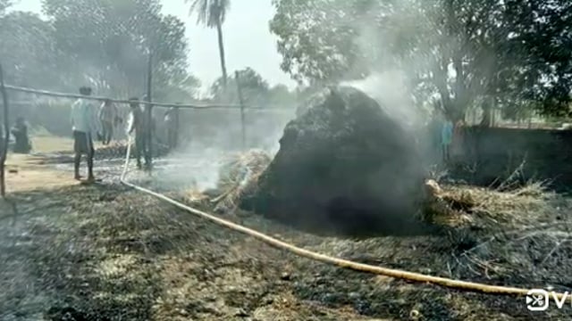गांडेय प्रखंड के केराडीह में आग लगी है बीस हजार रुपए की बिचाली जलकर राख