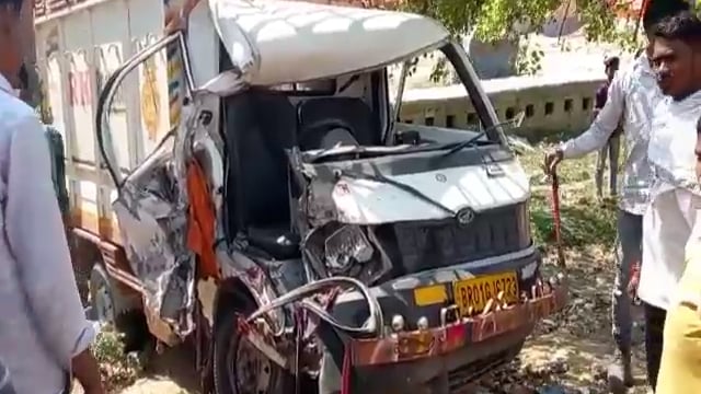 ट्रैक्टर और पिकअप के आमने सामने टक्कर