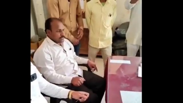 किसान MSEB अधिकारियों को कार्यालय में बंद किए।
दक्षिण सोलापुर तालुका में किसान आक्रामक..