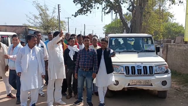 रामगढ़ चौक से दर्जनो वार्ड सदस्यों ने निर्दलीय एमएलसी उम्मीदवार साकेत पांडे के नामांकन हेतु मुंगेर हुआ रवाना ।