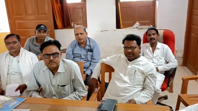 रामगढ़ चौक प्रखंड कार्यालय में वीडीओ ने लोहिया स्वच्छता बिहार अभियान के तहत मुखिया एवं पंचायत सचिव के साथ किया बैठक।