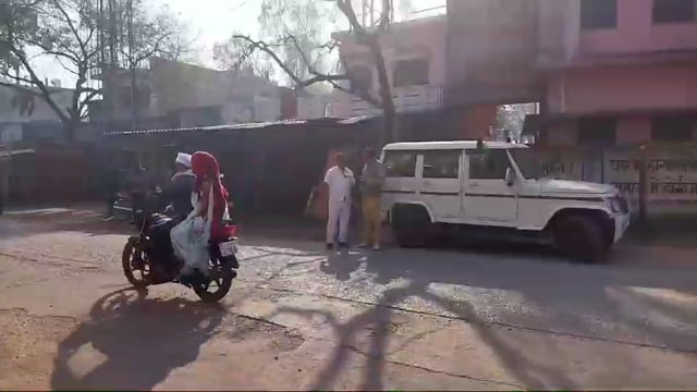 ए आर टी ओ, पी टी ओ, सी ओ की संयुक्त टीम ने ओवर लोड वाहनो पर किया कार्यवाही, दूसरी तरफ धड़ल्ले से फिर चल रहे ओवर लोड वाहन