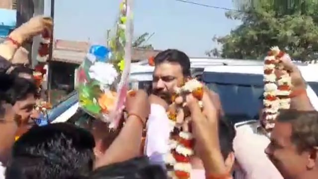 रफीगंज के जनप्रतिनिधियों ने पंचायती राज मंत्री को योजनाओं को संचालन हेतु सौंपा ज्ञापन।
