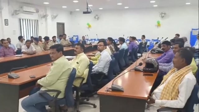 शेखपुरा में होली व शब ए बारात को शांतिपूर्वक मनाने के लिए  सभागार में अधिकारियों ने जनप्रतिनिधियों के साथ बैठक की गई।