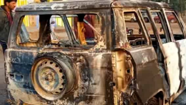 चलती हुई SUV कार में अचानक आग लग गई है. कार में सवार लोगों ने आग लगते ही कूद कर जान बचाई है.