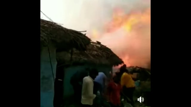 पुआल के टाल में आग लगने से लाखों की संपत्ति जलकर राख