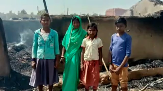 चुल्हे की चिंगारी से घर में लगी आग,अस्सी हजार रुपए की सम्पत्ति खाक, मुआवजे को लेकर सीओ को आवेदन