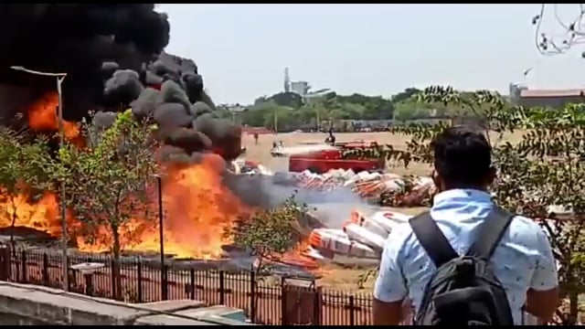 ब्रेकींग.. 
होम मैदान वरील जिओच्या केबलला भीषण आग, आगीचा डोंब..
सोलापूर शहरांमध्ये जिओ फायबर केबल टाकण्याचे काम सुरू आह