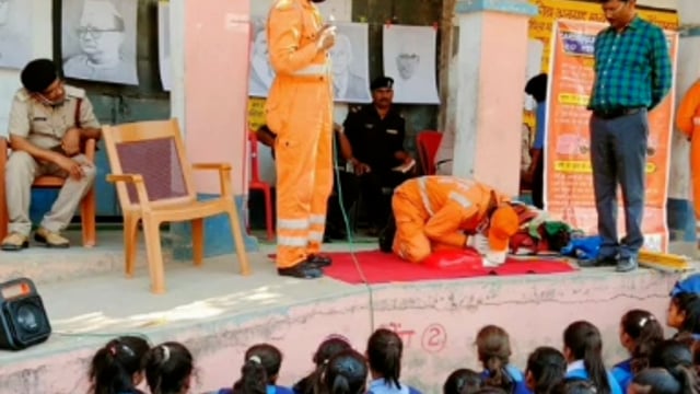 अनुग्रह मध्य विद्यालय के छात्र छात्राओं को एनडीआरएफ की टीम ने दी आपदा से बचाव की जानकारी