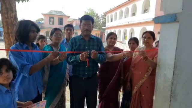 अनुग्रह मध्य विद्यालय के कक्षा 6 के छात्र ने एक से बढ़कर एक बनाए चित्र,लगाया प्रदर्शनी लोगों ने की सराहना