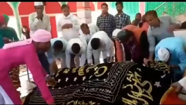 शेखपुरा के पिंड शरीफ गांव में तीन दिवसीय उर्स मेला में मंगलवार को चादर पोशी करने पहुंचे क्षेत्रीय विधायक विजय सम्राट।