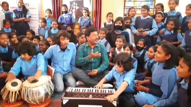 अनुग्रह मध्य विद्यालय में छात्र छात्राओं ने मनाया होली मिलन समारोह,जमकर उड़ा गुलाल