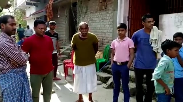 रफीगंज में मृतक के परिजन से मिले मुखिया प्रतिनिधि।