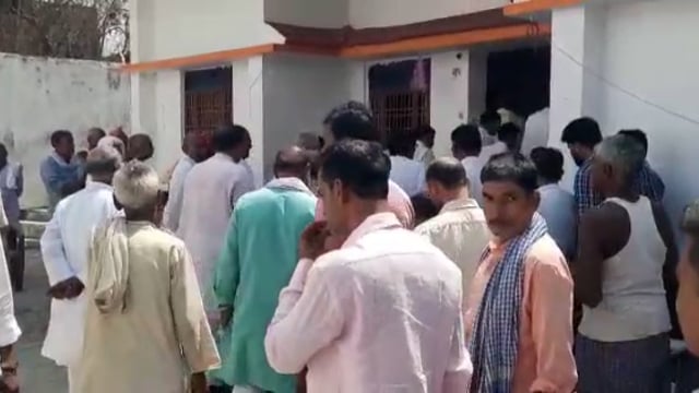 रफीगंज में पूर्व राज्यपाल निखिल कुमार ने जिलाध्यक्ष के शोक संतप्त परिजनों मिलकर सान्त्वना दिए।