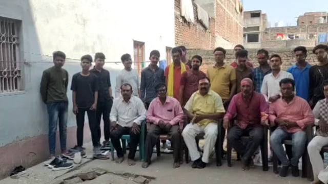 रफीगंज शहर के महाराजगंज स्थित सपा कार्यालय में होली मिलन समारोह का आयोजन किया गया।