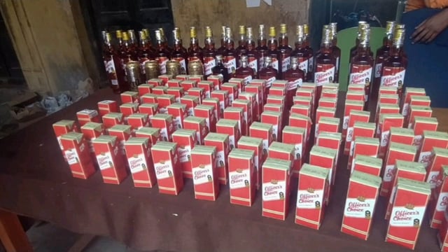 चानन  : वंशीपुर गेट के पास से भारी मात्रा में शराब पकड़ाया। 