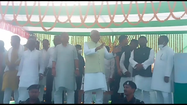 थरथरी पहुंचे मुख्यमंत्री नीतीश कुमार कार्यकर्ताओं व पुराने साथियों से किया मुलाकात

