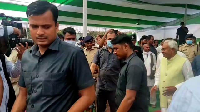 मुख्यमंत्री नीतीश कुमार पुराने साथियों से मिलने पहुंचे चंडी