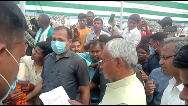 मुख्यमंत्री नीतीश कुमार चंडी में पुराने साथियों से मिलने के दौरान शिकायतों की मिली भरमार
