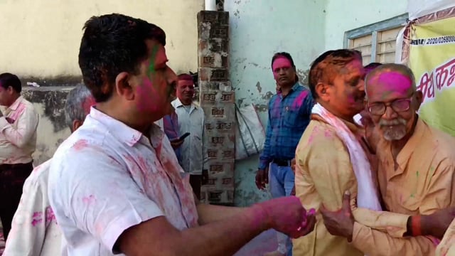 लखीसराय शहर के नया बाजार धर्मशाला में राष्ट्रीय कनौजिया सुनार महा परिवार की ओर से होली मिलन का किया गया आयोजन