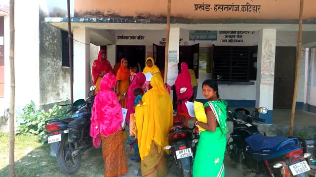 हसनगंज के आरटीपीएस काउंटर पर आयोजित शिविर में राशन कार्ड में सुधार करवाने हेतु पहुंच रहे राशन कार्ड धारक